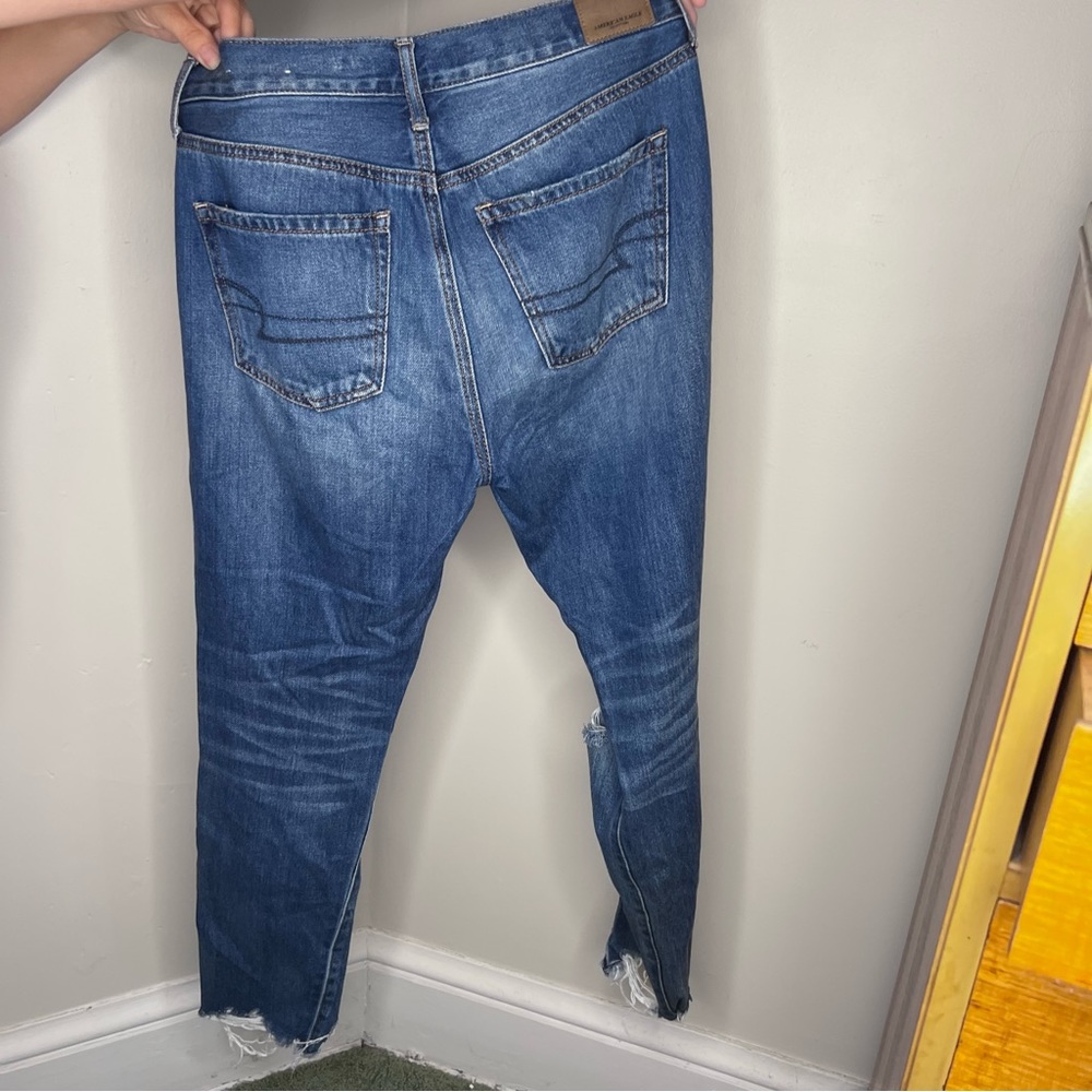 SIZE 4 AMERICAN EAGLE Girlfriend High Rise Ripped Jeans! - Picture 3 of 7
